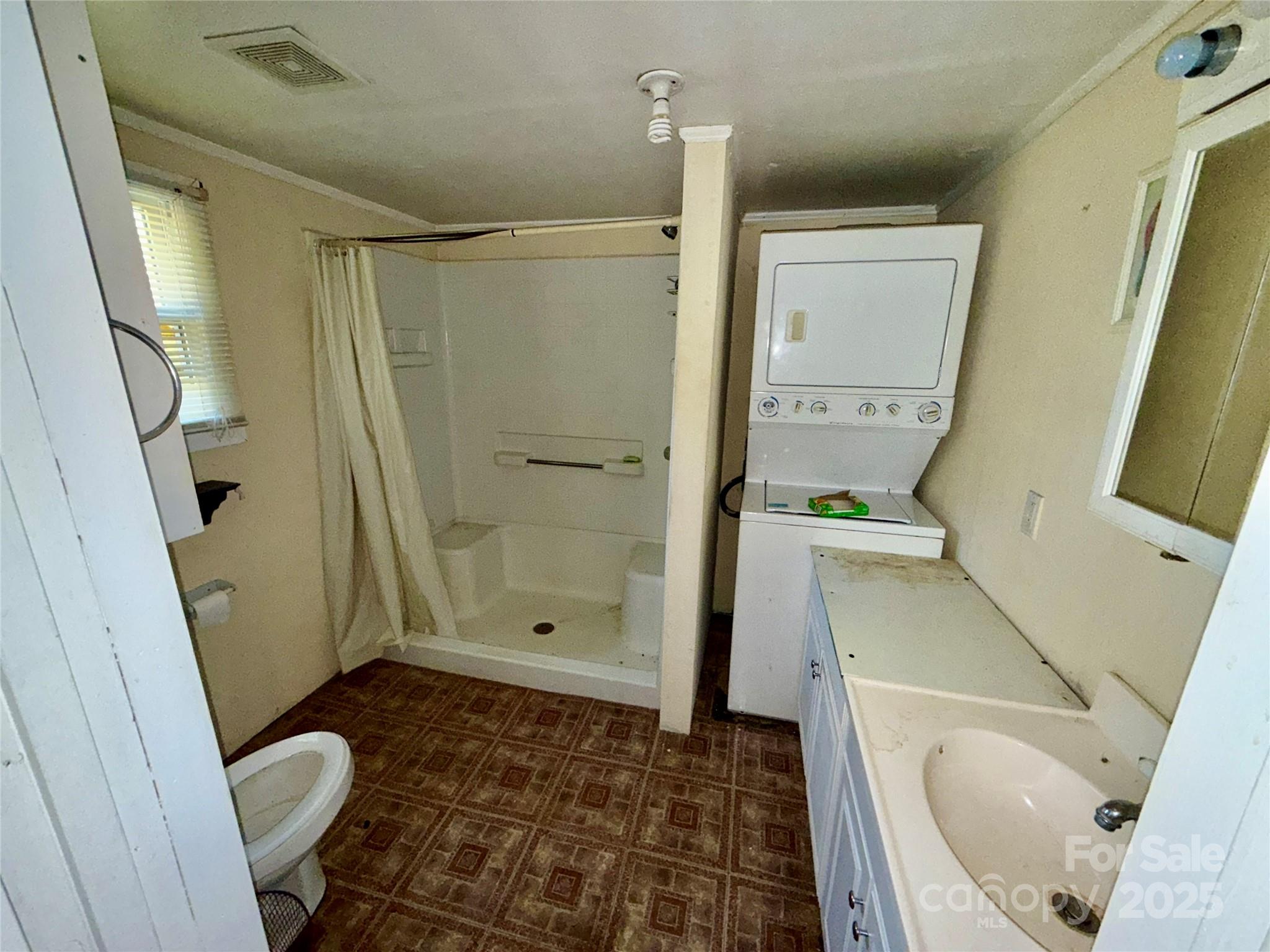 602 Green Chapman Road Gastonia, NC 28056 - Photo 7 of 10 a bathroom with a tub and a shower