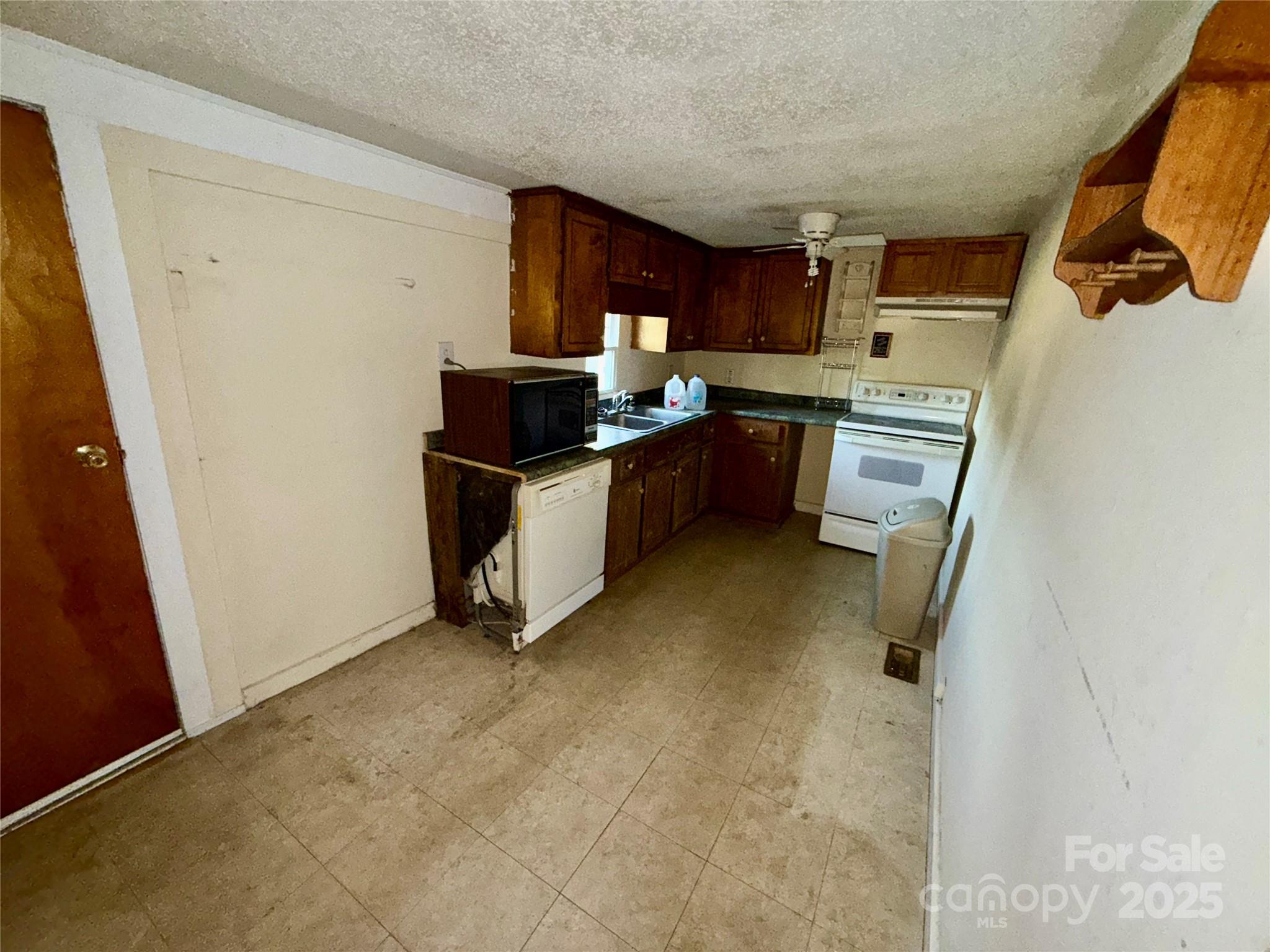 602 Green Chapman Road Gastonia, NC 28056 - Photo 8 of 10 a kitchen with granite countertop a sink stove and refrigerator