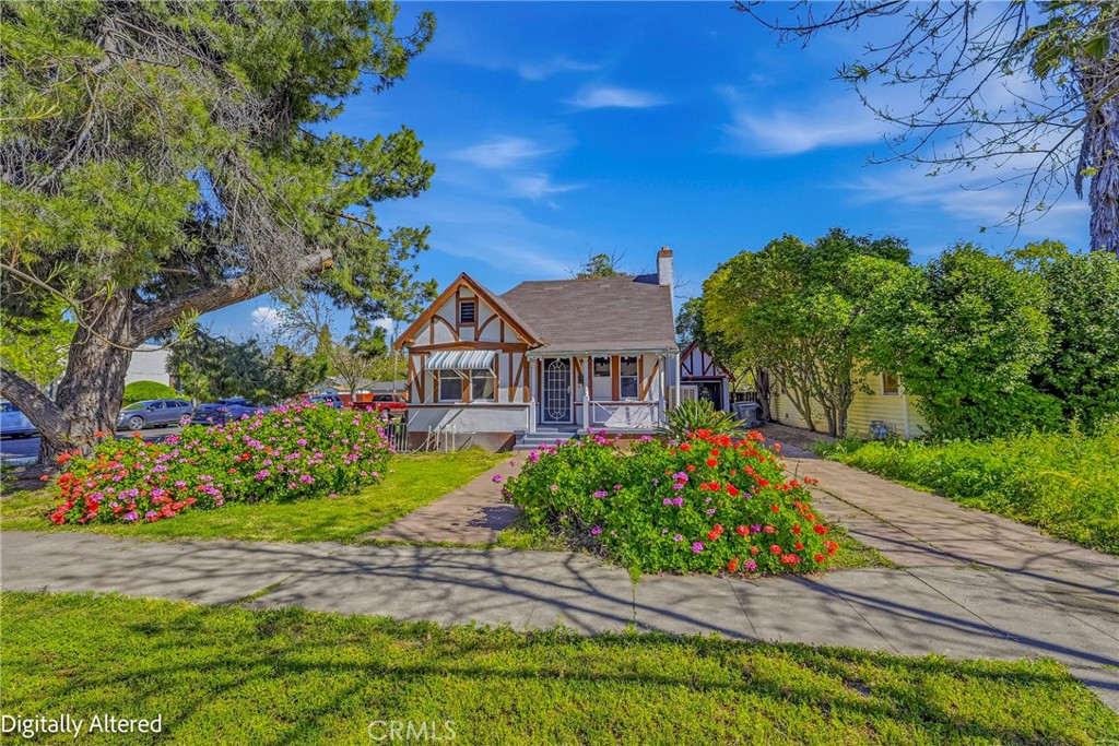 a view of a house with a yard