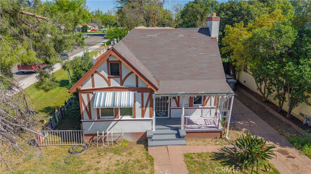 261 West 26th Street Merced, CA 95340 - Photo 13 of 40 an aerial view of a house with swimming pool next to a yard