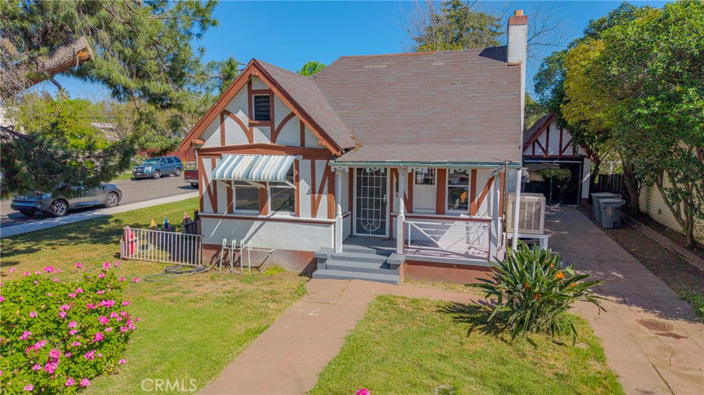 261 West 26th Street Merced, CA 95340 - Photo 14 of 40 a front view of a house with garden