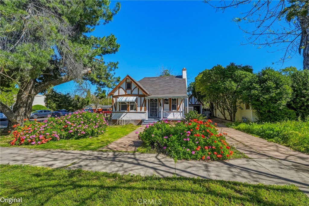 261 West 26th Street Merced, CA 95340 - Photo 2 of 40 a front view of a house with a garden