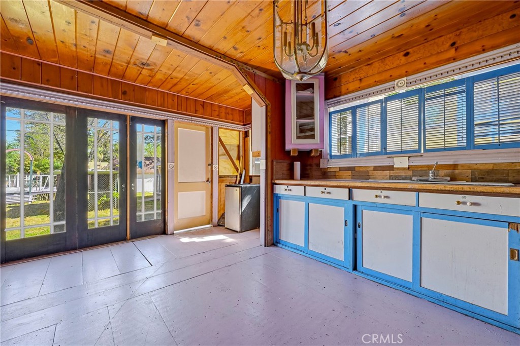 261 West 26th Street Merced, CA 95340 - Photo 24 of 40 a large white building with a outdoor space