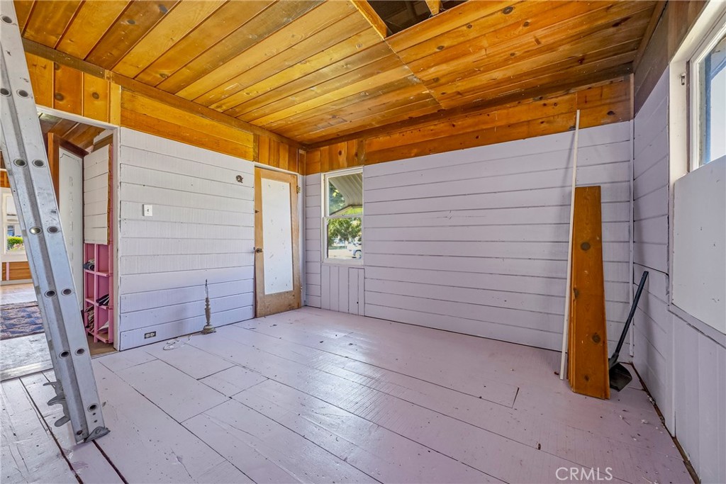 261 West 26th Street Merced, CA 95340 - Photo 26 of 40 a view of a garage