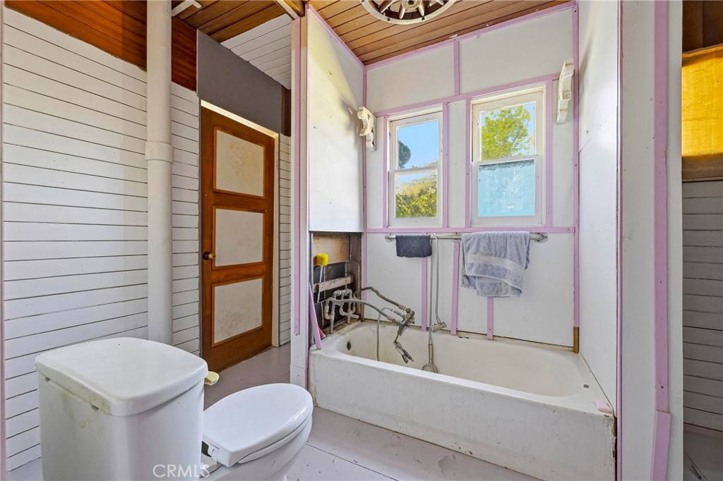 261 West 26th Street Merced, CA 95340 - Photo 30 of 40 a bathroom with a sink a toilet and bathtub