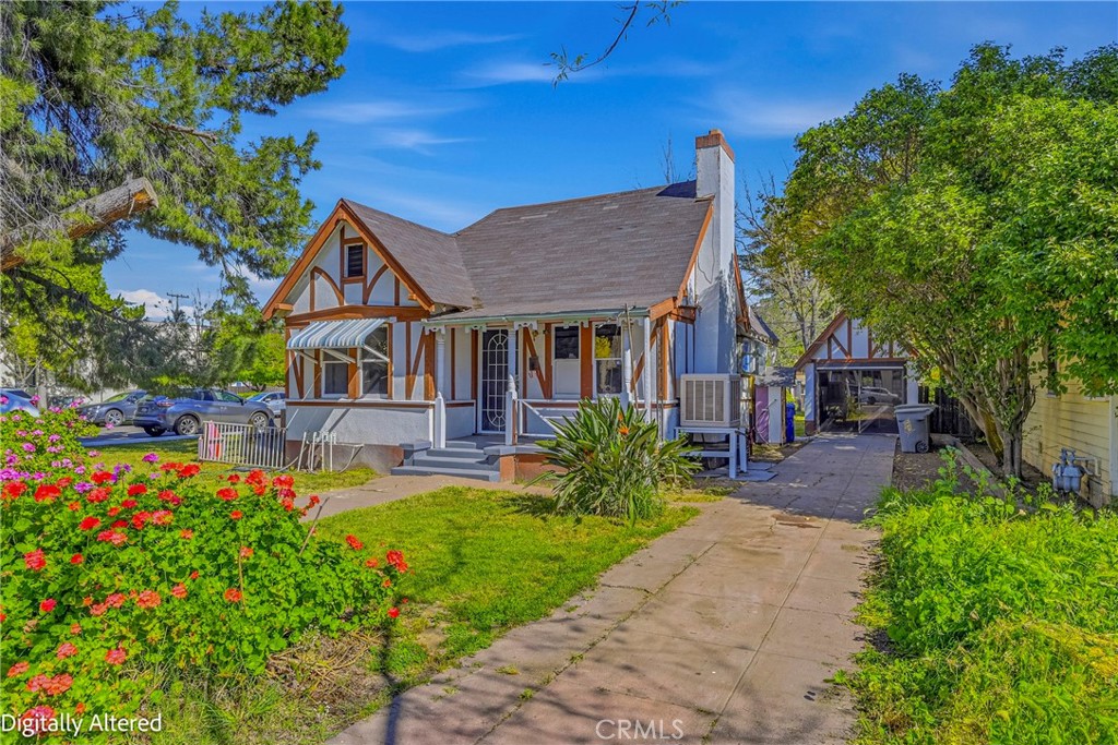 261 West 26th Street Merced, CA 95340 - Photo 3 of 40 a front view of a house with a yard table and chairs