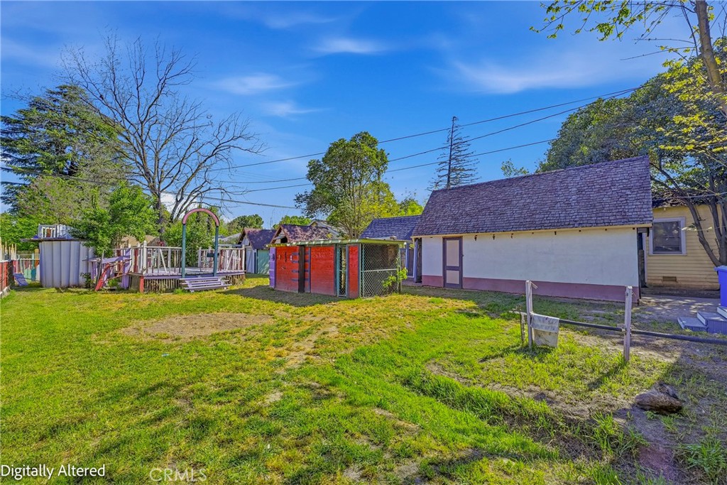261 West 26th Street Merced, CA 95340 - Photo 33 of 40 a backyard of a house with table and chairs