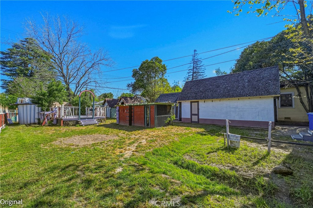 261 West 26th Street Merced, CA 95340 - Photo 34 of 40 a backyard of a house with table and chairs