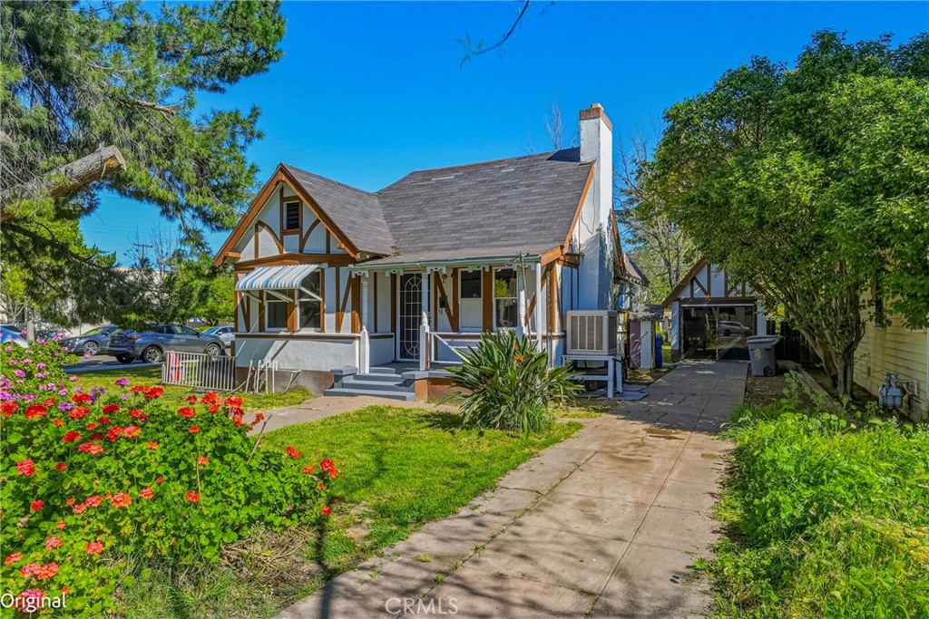 261 West 26th Street Merced, CA 95340 - Photo 4 of 40 a front view of a house with a yard