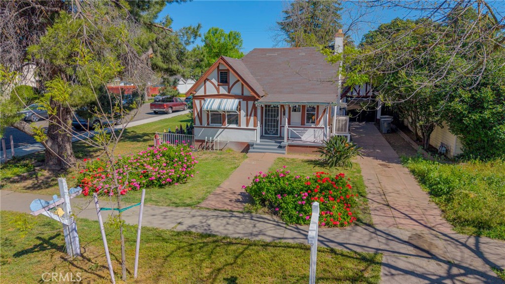 261 West 26th Street Merced, CA 95340 - Photo 10 of 40 a house with lots of trees