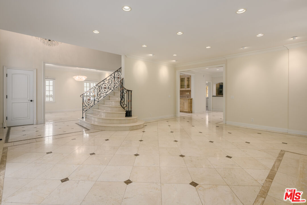 204 Foothill Road Beverly Hills, CA 90210 - Photo 4 of 33