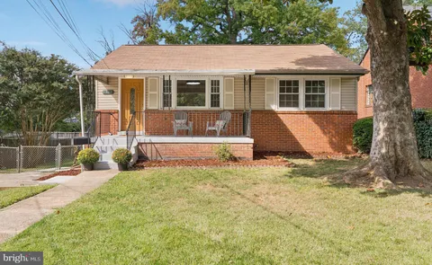 a view of a yard in front of house