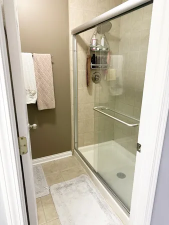 $2,750 | 160 Crescent Lane, Schaumburg, IL 60193
