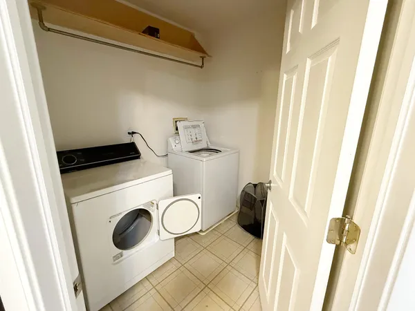 $2,750 | 160 Crescent Lane, Schaumburg, IL 60193