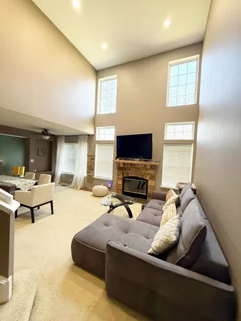 $2,750 | 160 Crescent Lane, Schaumburg, IL 60193