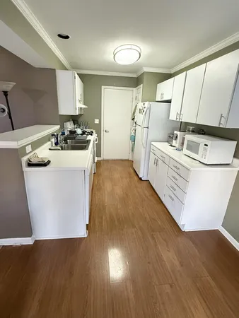 $2,750 | 160 Crescent Lane, Schaumburg, IL 60193