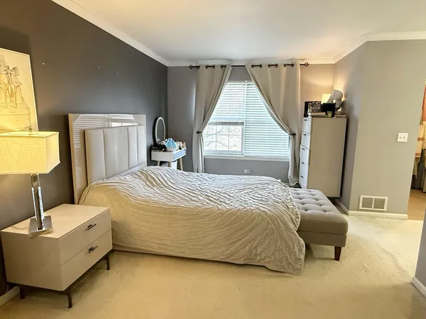 $2,750 | 160 Crescent Lane, Schaumburg, IL 60193