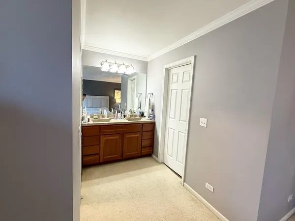 $2,750 | 160 Crescent Lane, Schaumburg, IL 60193