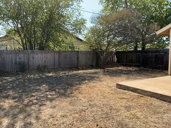 a view of a backyard