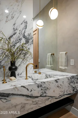 $9,200,000 | 6535 North 40th Place, Paradise Valley, AZ 85253