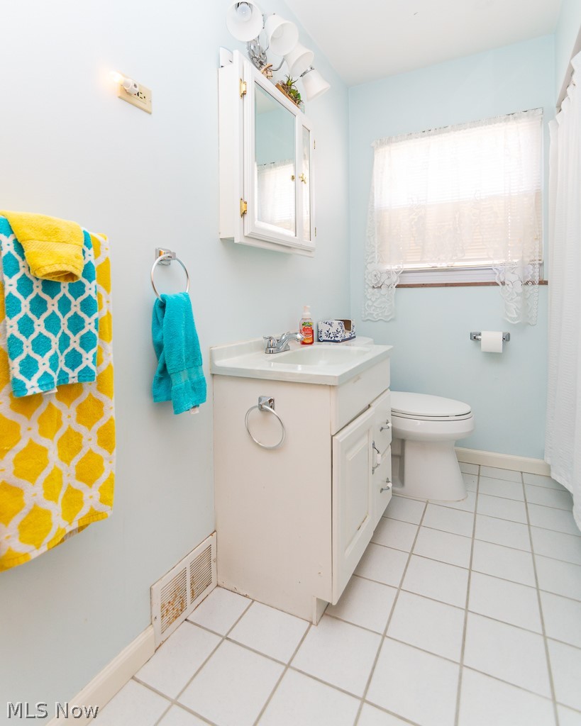 4051 Riveredge Road Cleveland, OH 44111 - Photo 12 of 32 1ST FLOOR BATH
