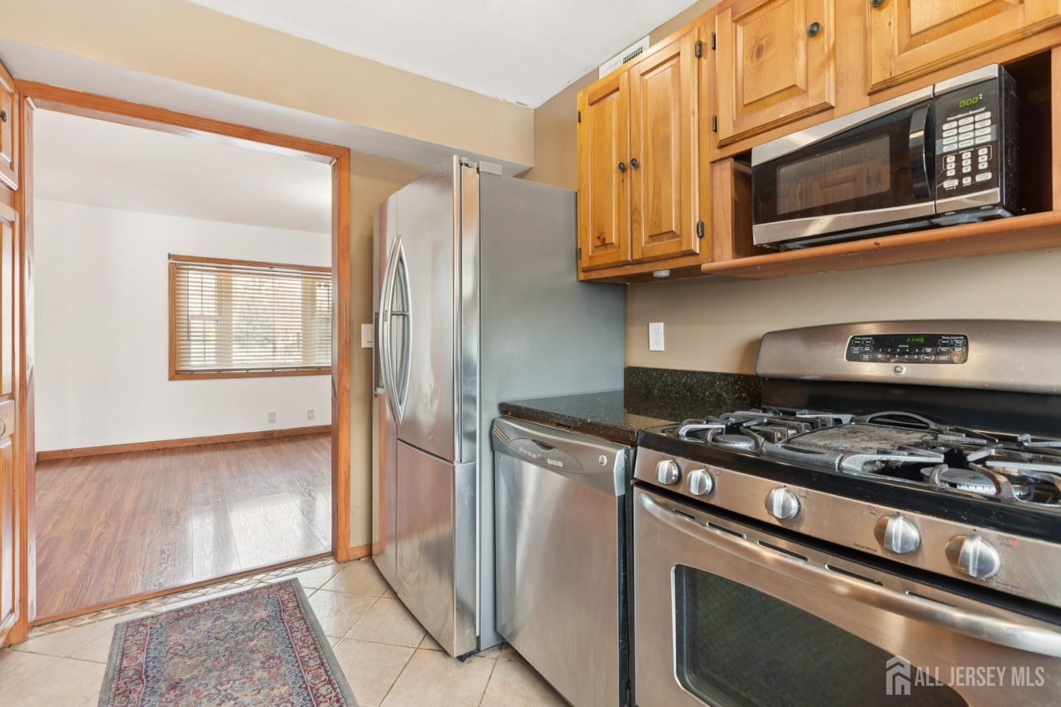 32 Glenville Road Edison, NJ 08817 - Photo 4 of 25