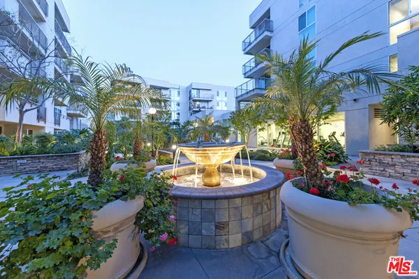 a view of a fountain in the backyard of a building