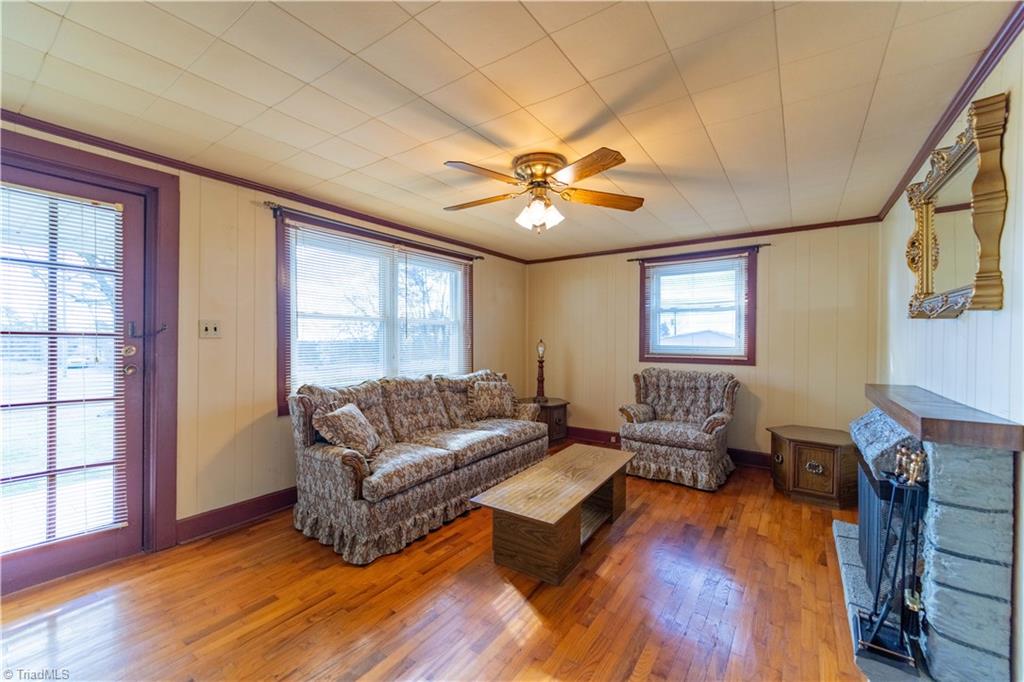 1463 Cb Eller School Road Elkin, NC 28621 - Photo 9 of 50 Light and bright living area