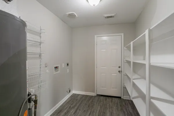 a view of a back yard