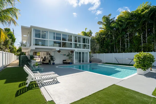 a view of a back yard