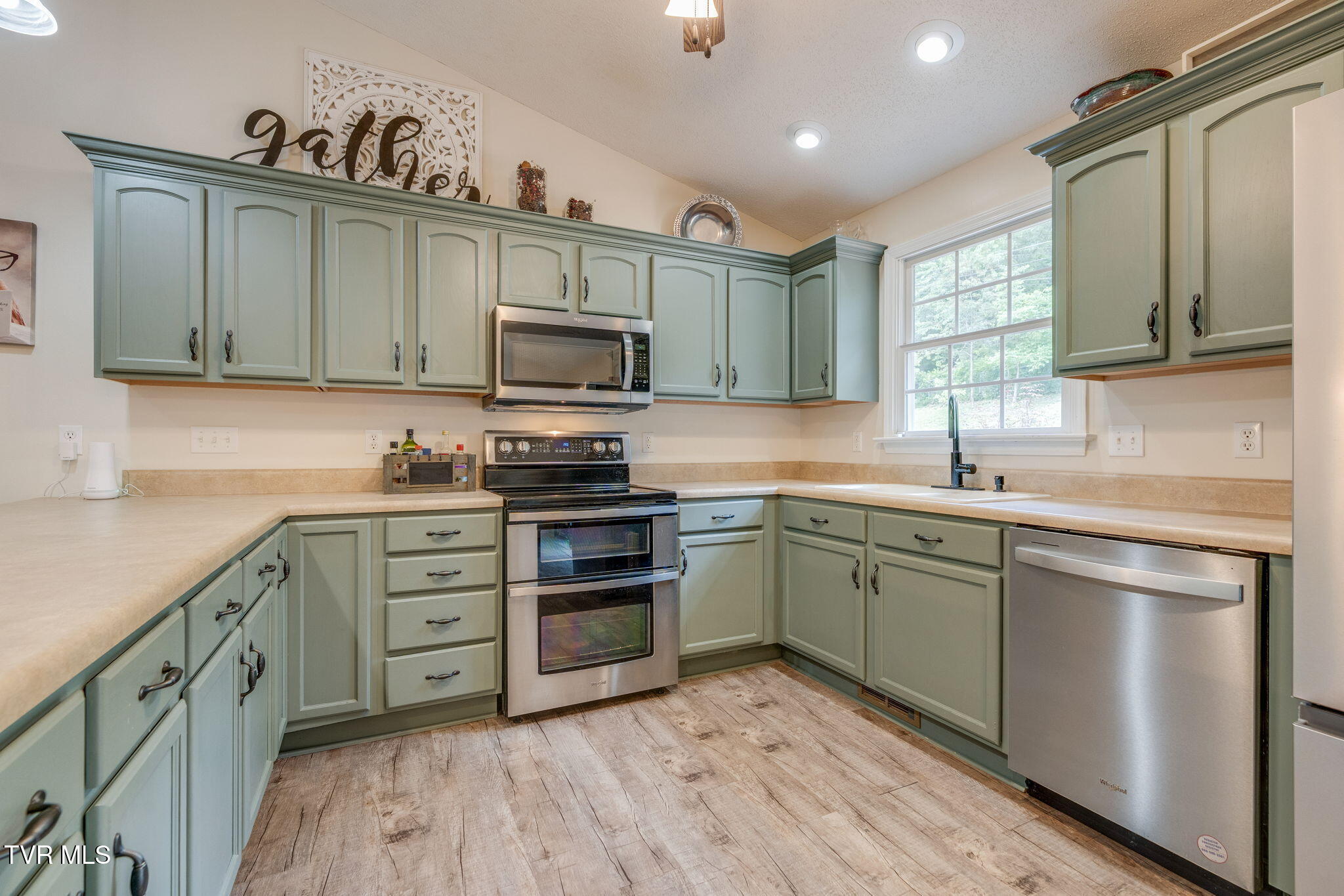 2937 Forest View Road Kingsport, TN 37660 - Photo 12 of 52 013