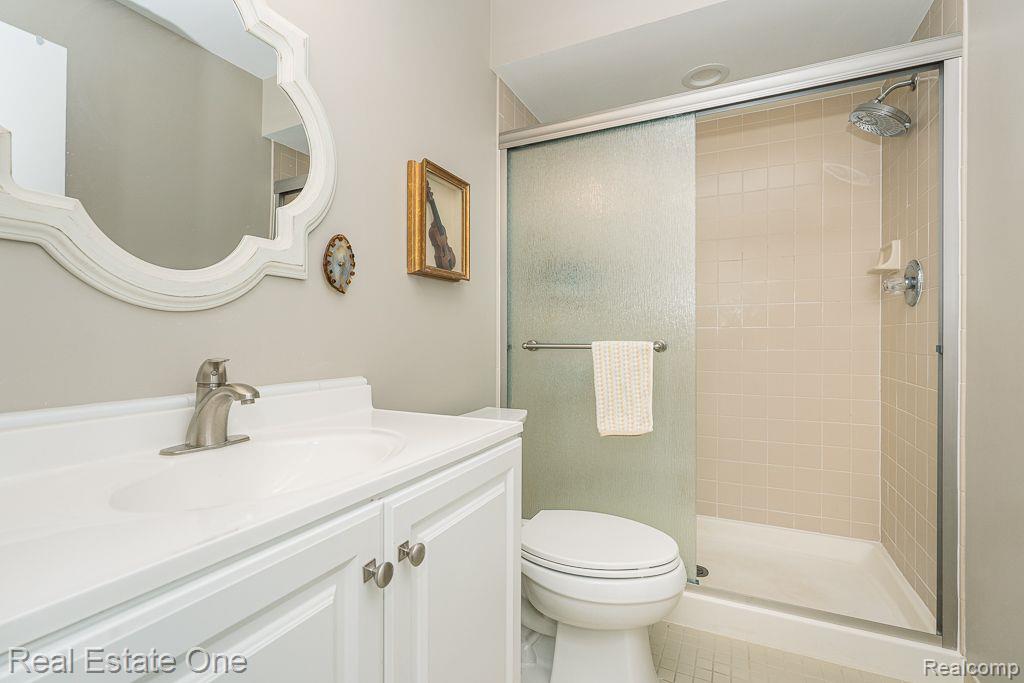 641 Ashley Circle East Rochester, MI 48307 - Photo 11 of 22 Primary bath with shower
