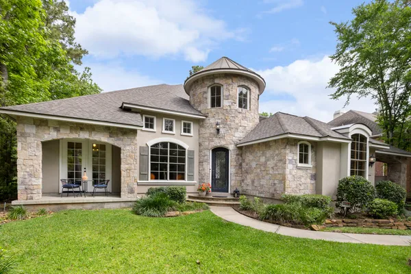 $1,075,000 | 107 East Mirror Ridge Circle, The Woodlands, TX 77382