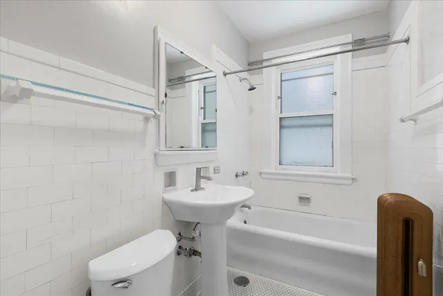 $2,195 | 811 Dobson Street, Unit 1E, Evanston, IL 60202