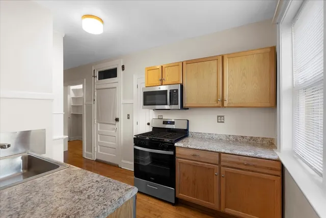$2,195 | 811 Dobson Street, Unit 1E, Evanston, IL 60202