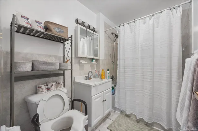 a bed room with a bed and a closet