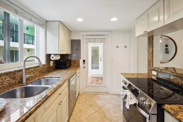 $3,800 | 49 Southeast 7th Avenue, Unit 1, Delray Beach, FL 33483