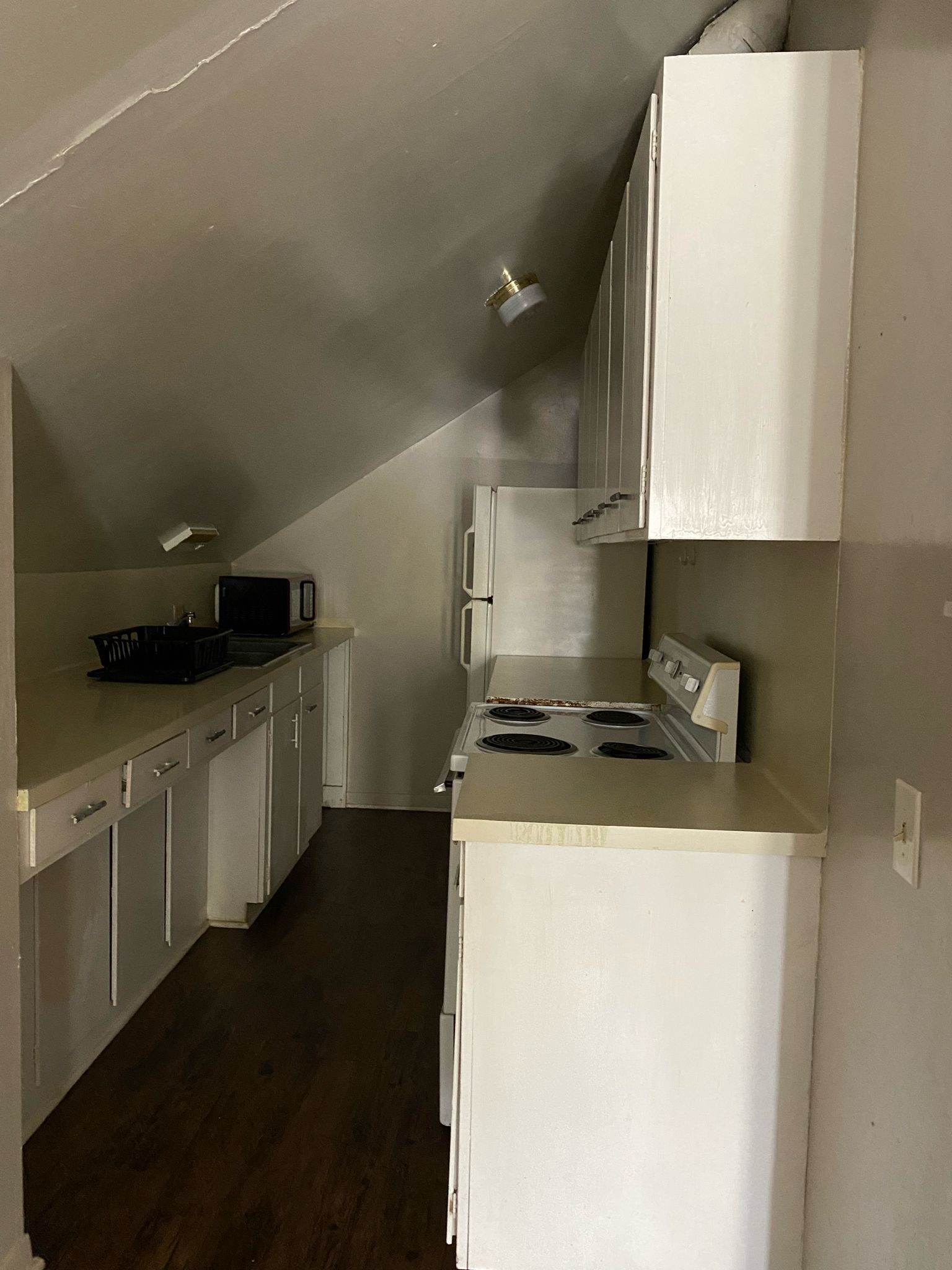 800 Travis Street, Unit ATTIC Columbus, TX 78934 - Photo 3 of 6 a kitchen with a stove and a refrigerator