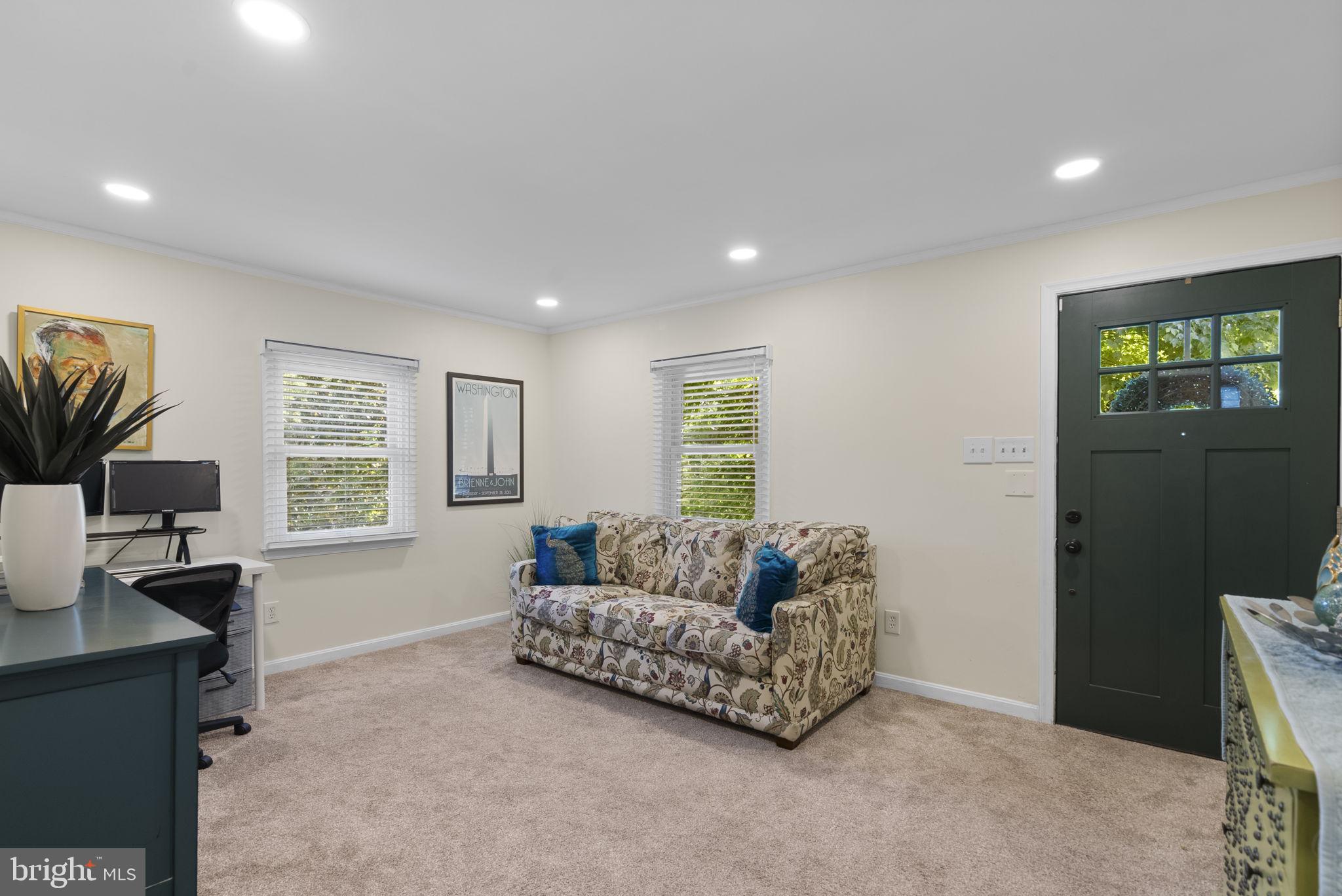 11905 Dewey Road Silver Spring, MD 20906 - Photo 4 of 31 Living Room
