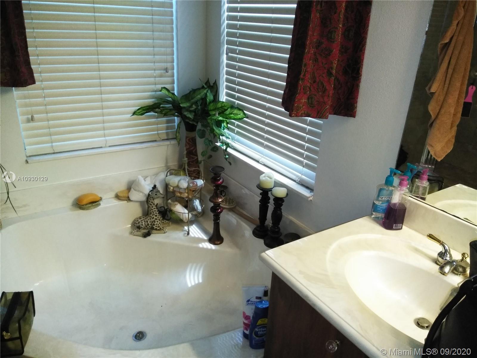 2604 Southwest 135th Avenue Miramar, FL 33027 - Photo 23 of 63 Master Bath Tub