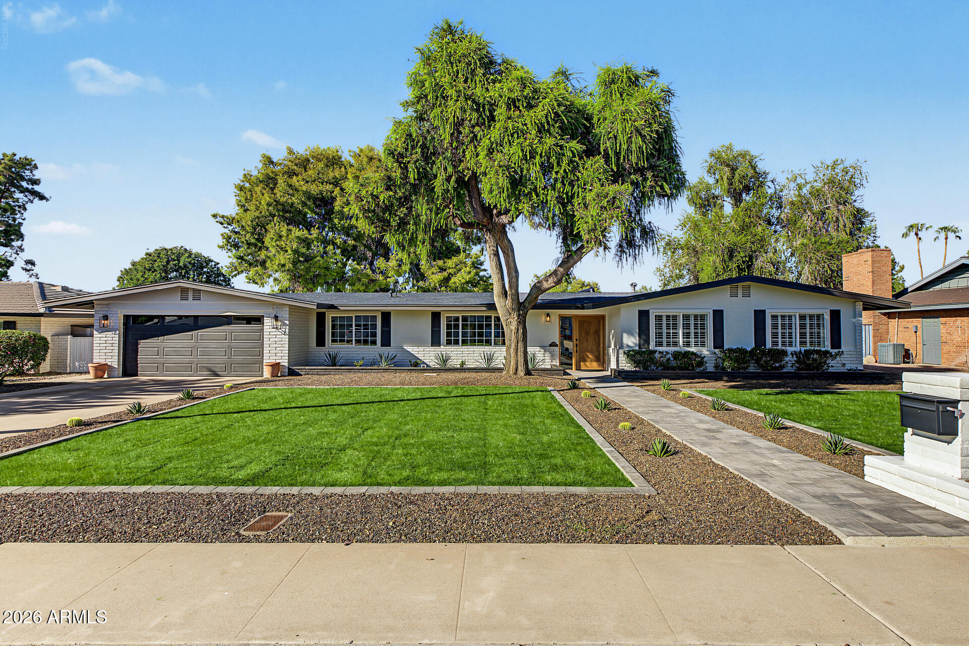 352 West Southern Hills Road Phoenix, AZ 85023 - Photo 2 of 99 05 - Southern Hills