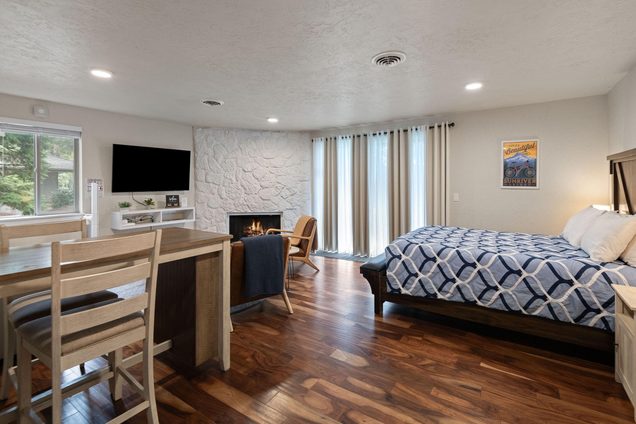 17654 Pinnacle Lane, Unit 16 Sunriver, OR 97707 - Photo 4 of 28 a bedroom with a bed and a flat screen tv