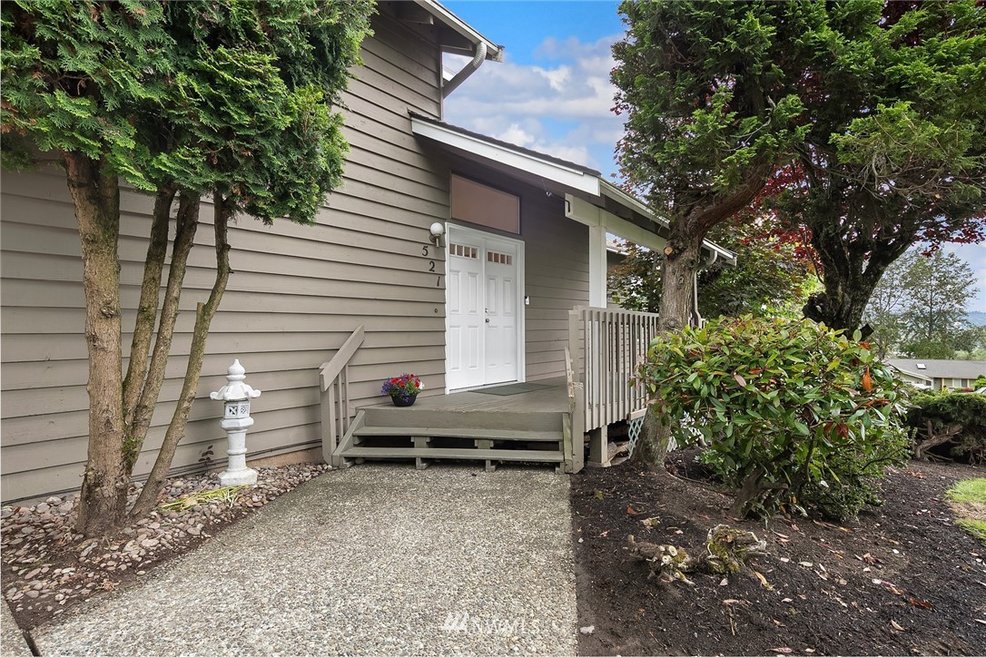 521 South 28th Place Renton, WA 98055 - Photo 2 of 20 a backyard of a house with barbeque oven and trees