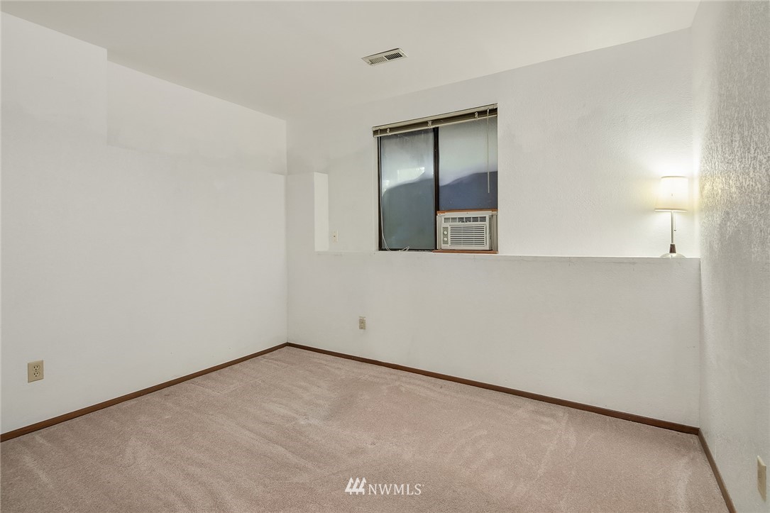 521 South 28th Place Renton, WA 98055 - Photo 13 of 20 an empty room with a window