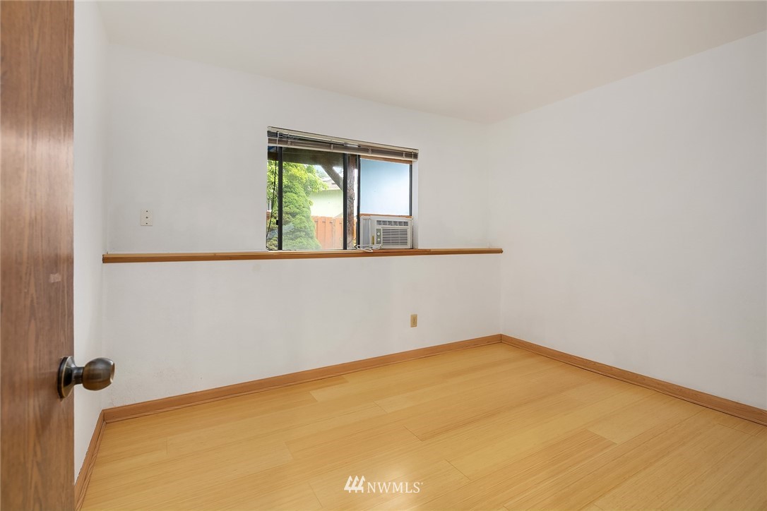 521 South 28th Place Renton, WA 98055 - Photo 14 of 20 an empty room with windows