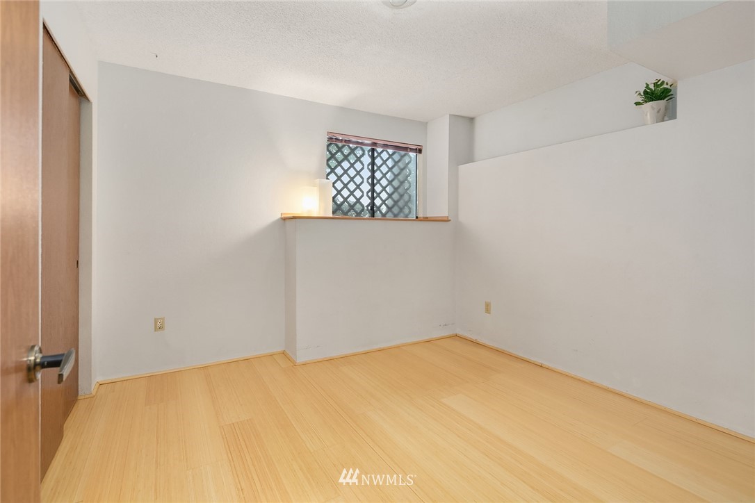 521 South 28th Place Renton, WA 98055 - Photo 15 of 20 an empty room with windows