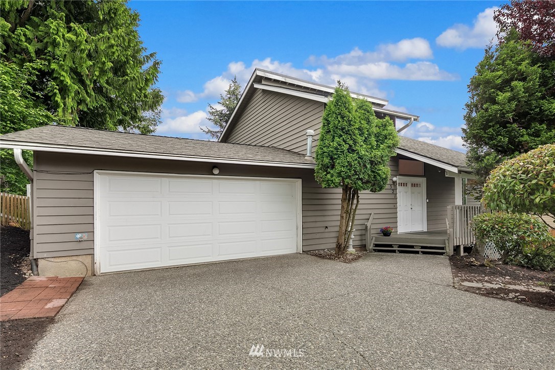 521 South 28th Place Renton, WA 98055 - Photo 17 of 20 front view of a house