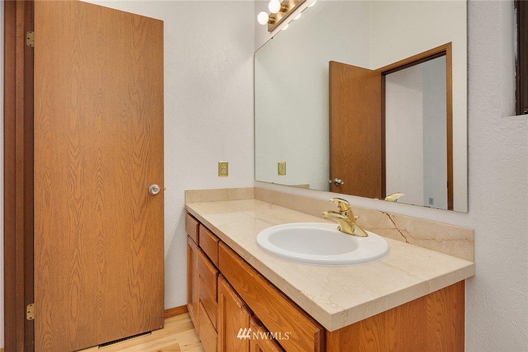 521 South 28th Place Renton, WA 98055 - Photo 9 of 20 a bathroom with a sink and a mirror