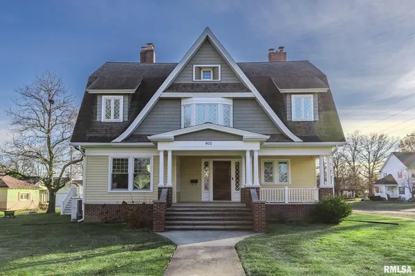 $390,000 | 905 East 1st N Street, Carlinville, IL 62626