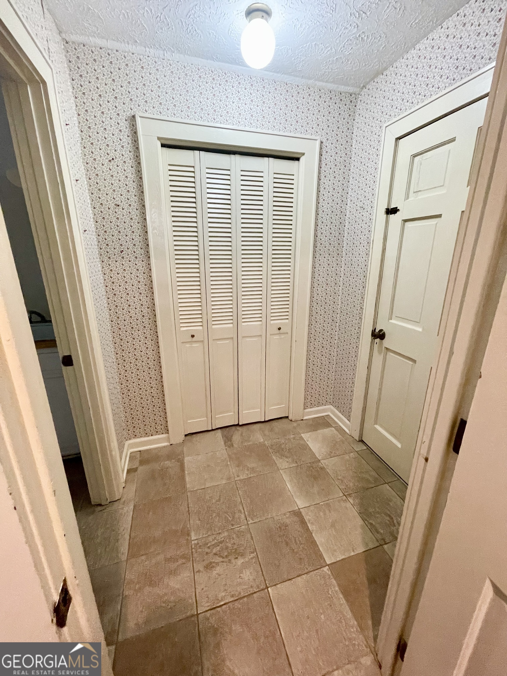 11 Cumberland Drive Southeast Rome, GA 30161 - Photo 19 of 29 a view of a hallway with wooden floor and entryway